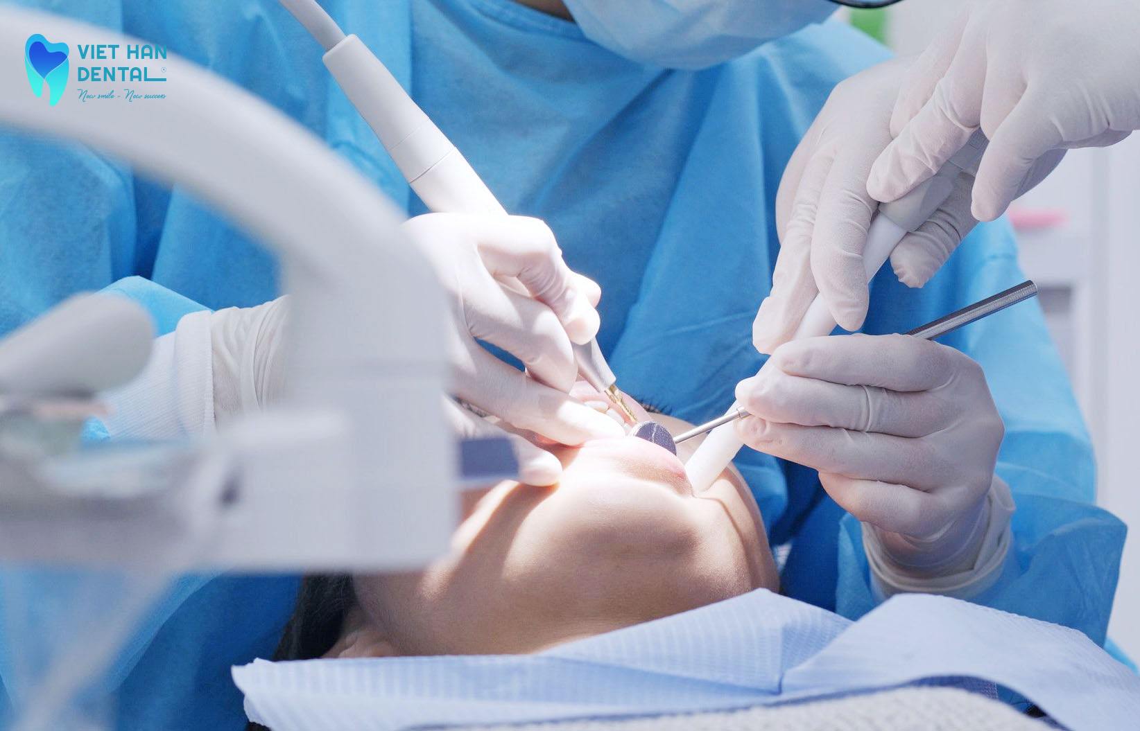 bác sĩ của nha khoa Việt Hàn đang thực trồng răng Implant 