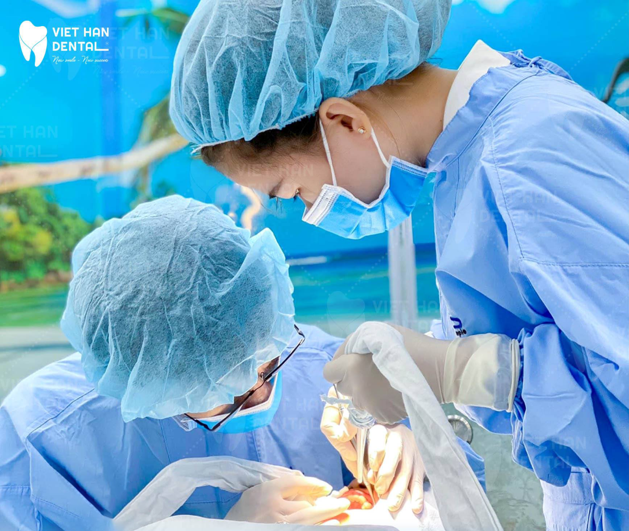 Bác sĩ đang thực hiện ghép xương cho khách hàng trước khi trồng răng Implant 