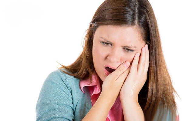 Sưng mặt to và kéo dài là dấu hiệu cảnh bảo quá trình nhổ răng khôn sai kỹ thuật. 